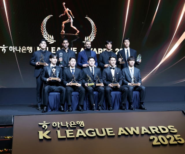 K League 1 Best XI players pose for a commemorative photo after receiving the Manager of the Year award at the Hana Bank K League 2025 Awards Ceremony held on the 1st at the Swiss Grand Hotel in Hongeun-dong, Seoul. The Korea Professional Football League selected Song Beom-geun (Jeonbuk), Lee Myung-jae (Daejeon), Yazan (Seoul), Hong Jeong-ho (Jeonbuk), Kim Moon-hwan (Daejeon), Song Min-gyu (Jeonbuk), Kim Jin-gyu (Jeonbuk), Park Jin-seop (Jeonbuk), Kang Sang-yoon (Jeonbuk), Lee Dong-kyung (Ulsan), and Ssabak (Suwon FC) for the Best XI. December 1, 2025. /Photo=Senior reporter Kang Young-jo cameratalks@