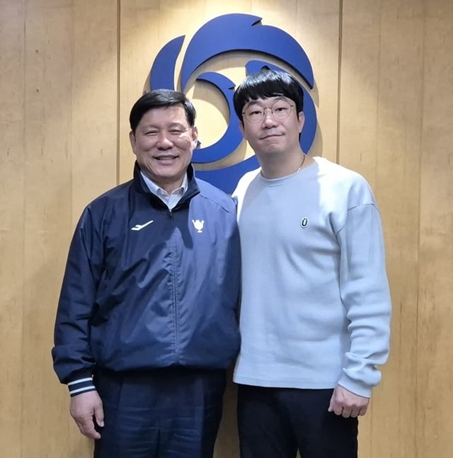 Chairman Heo Goo-yeon (left) meets with Yang Hyeon-jong, President of the Korea Professional Baseball Players Association, in May 2025 to discuss league-wide issues. /Photo=KBO