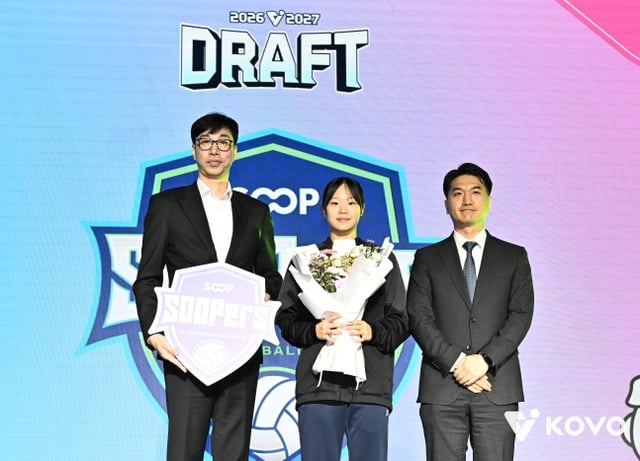 Jungang Girls' High School setter Kim Mi-ju (center) received the first-round, overall second pick from SOOP Supers at the 2026~2027 Korea Volleyball Federation (KOVO) Women's Rookie Draft held on the 28th at the Mayfield Hotel in Gangseo-gu, Seoul. /Photo=Provided by KOVO