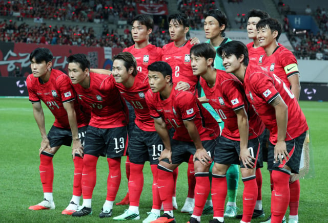 サッカーの大韓民国代表チームが28日、ソウルW杯競技場でウルグアイと親善試合を行った。 イ·ガンインをはじめとするベスト11が記念撮影をしている。 /写真=キム·ジンギョン kim.jinkyung@
