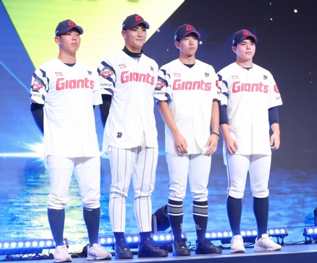 El «Draft de Novatos KBO 2027» se celebró el pasado septiembre en el salón de baile Crystal del Hotel Lotte World del distrito de Songpa-gu, Seúl. Won Ji-woo (desde la izquierda), Park Geun-seo, Bae Jong-yoon y Lee Hyun-min posan para una foto tras ser seleccionados por Lotte. /Foto=corresponsal jefe Kim Jin-kyung