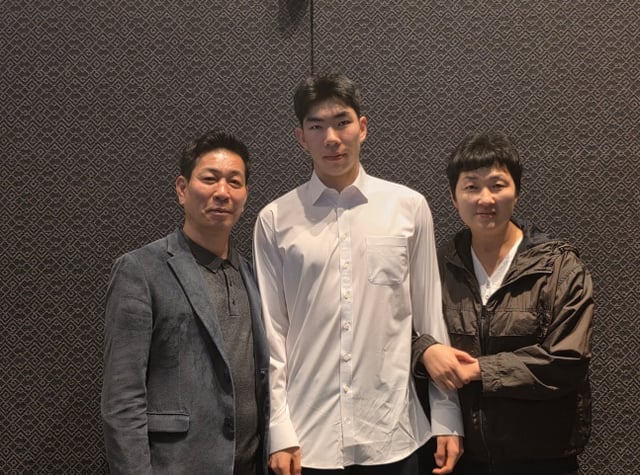Jeon Yu-seok of Chungbuk National University posed for a photo with his parents after being selected by Woori Card with the third overall pick in the first round at the 2026-2027 Korea Volleyball Federation (KOVO) Men's Rookie Draft held on the 28th at the Mayfield Hotel in Gangseo-gu, Seoul. /Photo=Reporter Kim Dong-yoon