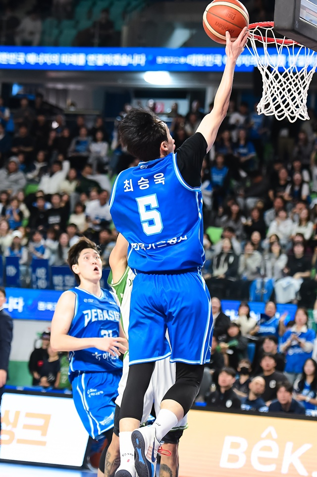 試合に集中するチェ·スンウク。 /写真=KBL提供