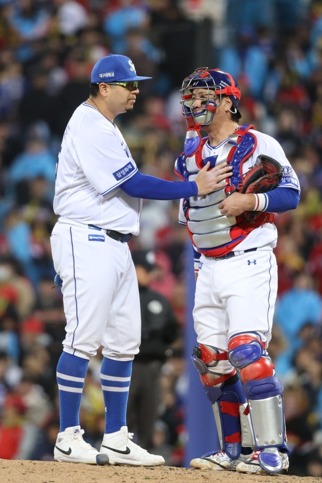 Kang Min-ho (derecha) conversando con el lanzador abridor Hurdado durante el segundo juego de los Playoffs contra KIA el día 27. /Foto=Samsung Lions