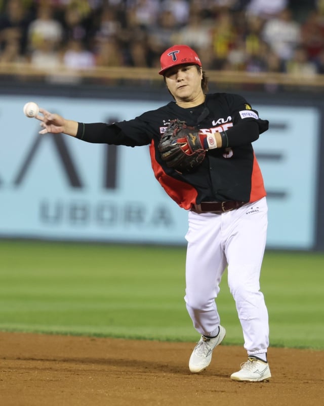 Kim Sun-bin defendiendo la segunda base. /Foto=KIA Tigers