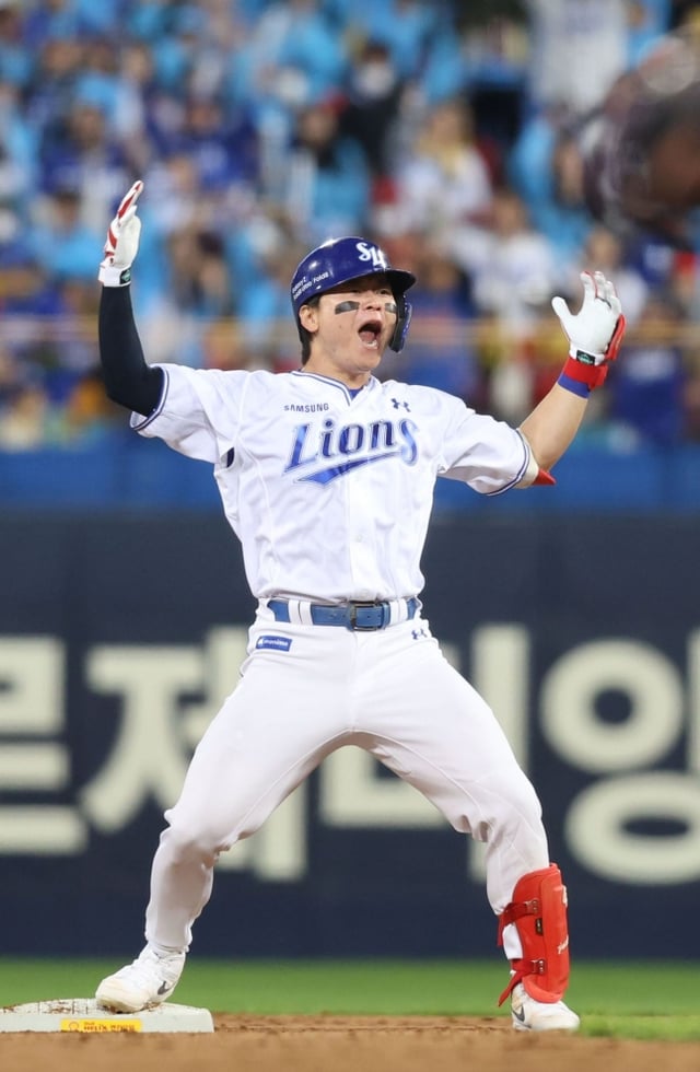 Пак Сон규 из Samsung Lions после того как 27-го числа во втором матче плей-офф против KIA Tigers забил двухбазовый хит, сравнявший счёт в конце третьего иннинга. /фотография=предоставлено Samsung Lions