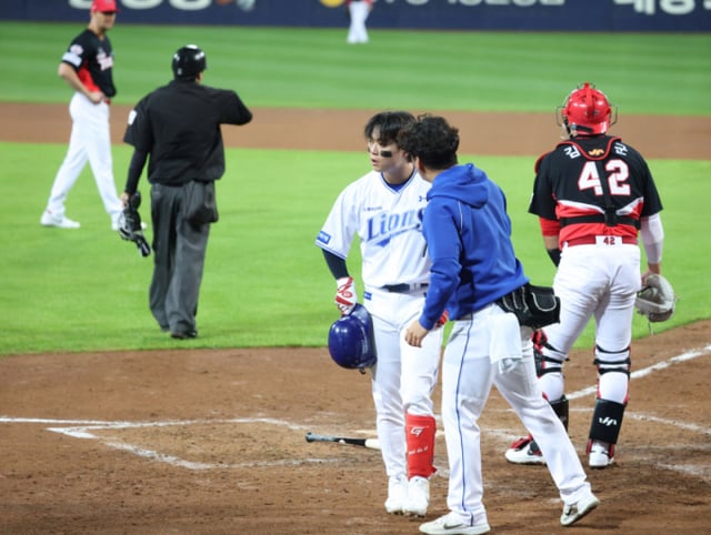 Пак Сонгу из Samsung Lions проверяет состояние своего тела после того, как 26-го числа в первом матче плей-офф против KIA Tigers получил попадание мячом в голову от Нейла в конце пятого иннинга. /Фото: предоставлено Samsung Lions