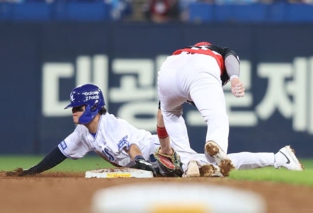 Пак Сонгу (слева) из Samsung Lions совершает успешную украденную базу на второй базе после того, как 26-го числа в первом матче плей-офф против KIA Tigers получил попадание мячом в голову от Нейла в конце пятого иннинга и вышел на первую базу. /Фото: предоставлено Samsung Lions