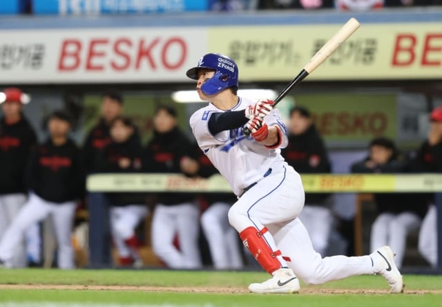 Пак Сонгу из Samsung Lions бьёт двухбазовый хит в левом аутфилде, сравнявший счёт и принёсший 1 RBI, против Оллера в конце третьего иннинга второго матча плей-офф против KIA Tigers 27-го числа. /Фото: предоставлено Samsung Lions