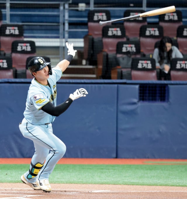 Jang Jae-young, the No. 2 hitter for the Military Sports Agency, reaches base on a hit in the top of the first inning with no outs and a runner on first during an evaluation game between the national baseball team and the Military Sports Agency held at Gocheok Sky Dome on September 17 to prepare for the 2026 Aichi-Nagoya Asian Games. /Photo=Senior reporter Kang Young-jo