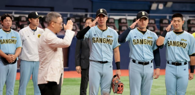 Jang Jae-young of the Military Sports Agency salutes with his teammates after finishing an evaluation game between the national baseball team and the Military Sports Agency held at Gocheok Sky Dome on September 17 to prepare for the 2026 Aichi-Nagoya Asian Games. September 15, 2026. /Photo=Senior reporter Kang Young-jo