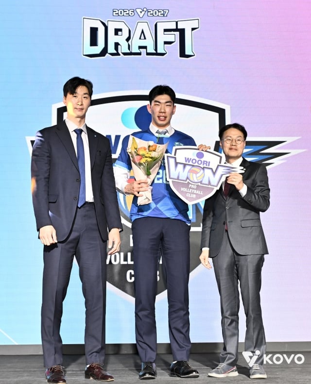 Jeon Yu-seok (giữa) của Đại học Joongbu đã được Woori Card chọn ở vị trí 3 toàn bộ vòng 1 tại Giải draft tuyển chọn cầu thủ mới nam KOVO 2026~2027 diễn ra ngày 28 tại Khách sạn Mayfield, quận Gangseo, Seoul. /Ảnh=KOVO cung cấp