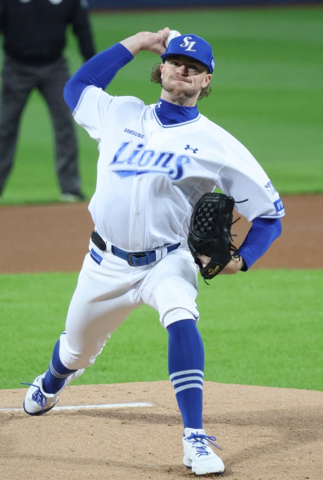 El primer juego de los playoffs (PO) de la postemporada KBO 2026 entre Samsung y KIA se disputó el día 26 en el Daegu Samsung Lions Park. El abridor de Samsung, Fedex, lanzando con determinación. /Foto=corresponsal jefe Kim Jin-kyung kim.jinkyung@