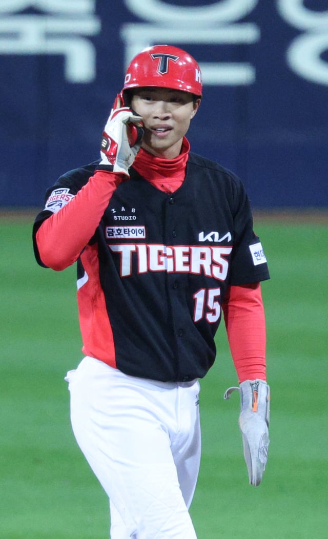 Trận playoff (PO) vòng 2 của mùa giải 2026 KBO giữa Samsung và KIA diễn ra vào ngày 27 tại Daegu Samsung Lions Park. Park Jae-hyun của KIA đã đánh một bóng lăn trong sân trong ở hiệp 3 sớm, 1 out, 2 chốt, rồi được an toàn ở chốt 1 và cười tươi. /ảnh=phóng viên trưởng Kim Jin-kyung kim.jinkyung@