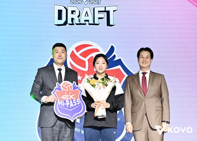 Acting Head Coach Kim Young-rae (left) attended the 2026~2027 V-League Rookie Draft event held on the 28th at the Mayfield Hotel in Gangseo-gu, Seoul. /Photo=Provided by KOVO