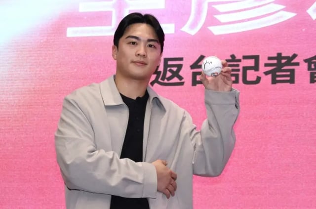 Hanwha Eagles' Wang Yen-cheng poses at a press conference after returning to Taiwan on the 27th. /Photo=Screenshot from Now News website