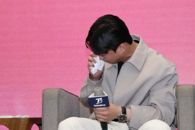 Hanwha Eagles' Wang Yen-cheng sheds tears while recalling the moment of his first win at a homecoming press conference in Taiwan on the 27th. /Photo=Screenshot from Now News website