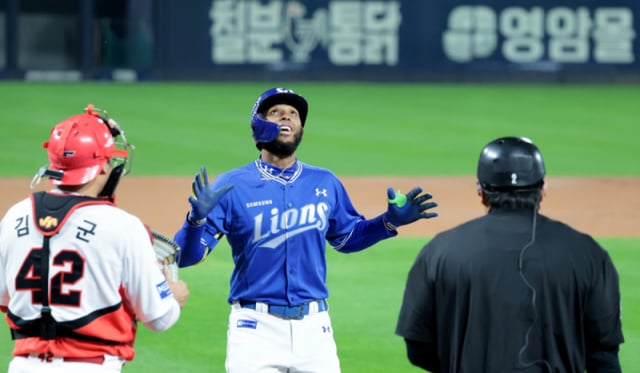 El bateador designado número 4 de Samsung, Díaz, celebra su vuelta a home tras conectar un jonrón de dos carreras por el centro del jardín derecho para abrir el marcador contra Shirakawa, en la primera entrada con dos outs y hombre en primera base, durante el tercer juego de los Playoffs de la Liga KBO 2026 entre KIA Tigers y Samsung Lions, disputado el día 29 en el Gwangju KIA Champions Field. 2026.10.29. /foto=reportero sénior Kang Young-jo cameratalks@