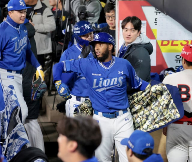 El bateador designado número 4 de Samsung, Díaz, celebra su vuelta a home tras conectar un jonrón de dos carreras por el centro del jardín derecho para abrir el marcador contra Shirakawa, en la primera entrada con dos outs y hombre en primera base, durante el tercer juego de los Playoffs de la Liga KBO 2026 entre KIA Tigers y Samsung Lions, disputado el día 29 en el Gwangju KIA Champions Field. 2026.10.29. /Foto=reportero sénior Kang Young-jo cameratalks@