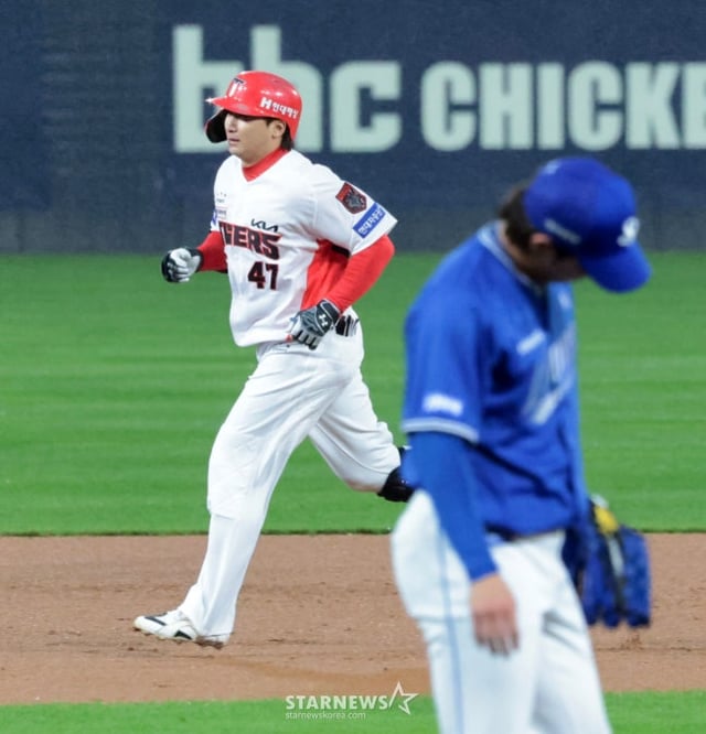 Kia Tigers' No. 5 hitter Na Seong-beom comes up as the leadoff batter in the bottom of the 6th inning of Game 3 of the 2026 KBO League Playoffs between the KIA Tigers and the Samsung Lions, held at Gwangju KIA Champions Field on the 29th, and hits a tying solo home run off Won Tae-in before rounding the bases. The Kia Tigers tie the game at 4-4. October 29, 2026. /Photo=Senior reporter Kang Young-jo