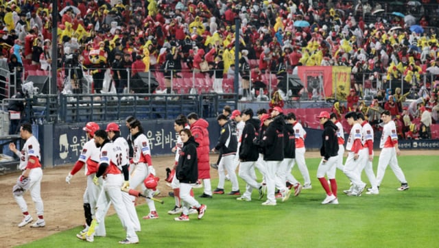 Các cầu thủ KIA đang bước đi nặng nề sau khi thua ở trận 3 vòng loại Postseason KBO League 2026 giữa KIA Tigers và Samsung Lions diễn ra tại sân Gwangju KIA Champions Field ngày 29. 2026.10.29. /Ảnh=phóng viên cao cấp Kang Young-jo cameratalks@
