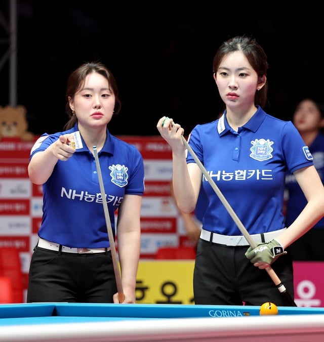 Kim Bo-mi (izquierda) y Jeong Su-bin, de NH Nonghyup Card, que compiten juntas en dobles femenino en la Liga por equipos PBA. /foto=Proporcionado por el Tour PBA