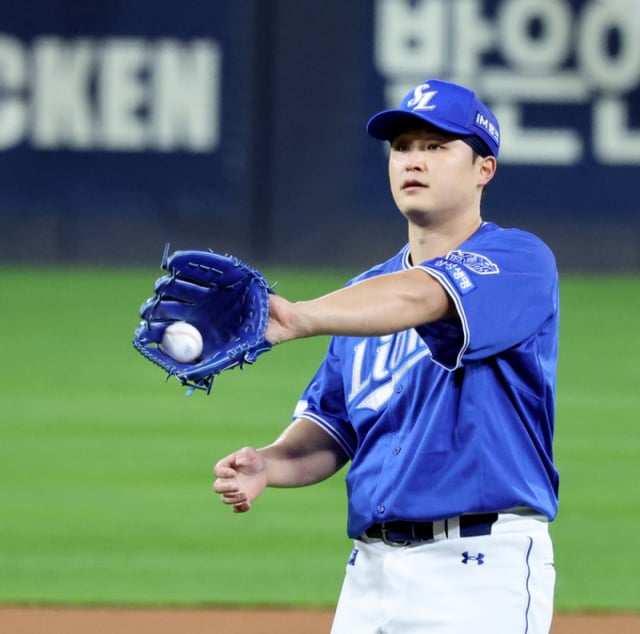 El lanzador diestro de Samsung, Choi Won-tae, en acción como lanzador abridor en el tercer juego de la serie de playoffs de la Liga KBO 2026 entre KIA Tigers y Samsung Lions, disputado el día 29 en el Gwangju KIA Champions Field. el 29 de 2026. /foto=reportero sénior Kang Young-jo cameratalks@