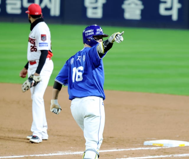Ryu Ji-hyuk, bateador número 8 de Samsung, llega a home tras conectar un jonrón de dos carreras por el jardín derecho para la remontada con un out y corredor en primera base en la quinta entrada del tercer juego de los Playoffs de la Liga KBO 2026 entre KIA Tigers y Samsung Lions, celebrado el día 29 en el Gwangju KIA Champions Field. Los Samsung Lions, que invirtieron el marcador a 4-3. el 29 de 2026. /Foto=reportero sénior Kang Young-jo cameratalks@