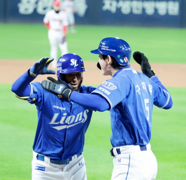 Díaz, bateador número 4 de Samsung, llega a home tras conectar un jonrón de dos carreras por el jardín derecho para abrir el marcador con dos outs y corredor en primera base en la primera entrada del tercer juego de los Playoffs de la Liga KBO 2026 entre KIA Tigers y Samsung Lions, celebrado el día 29 en el Gwangju KIA Champions Field, contra Shiraoka. el 29 de 2026. /Foto=reportero sénior Kang Young-jo cameratalks@