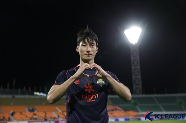 Choi Byung-chan strikes a heart pose after the match. /Photo=Korea Professional Football League