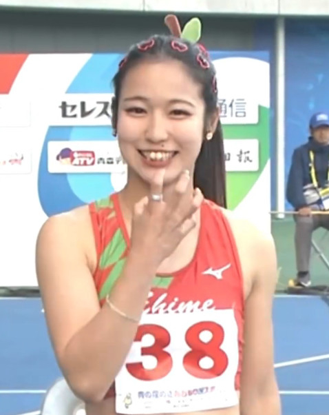 Miura Aika performs a ceremony mimicking biting into an apple before the race. /Photo=Miura Aika SNS