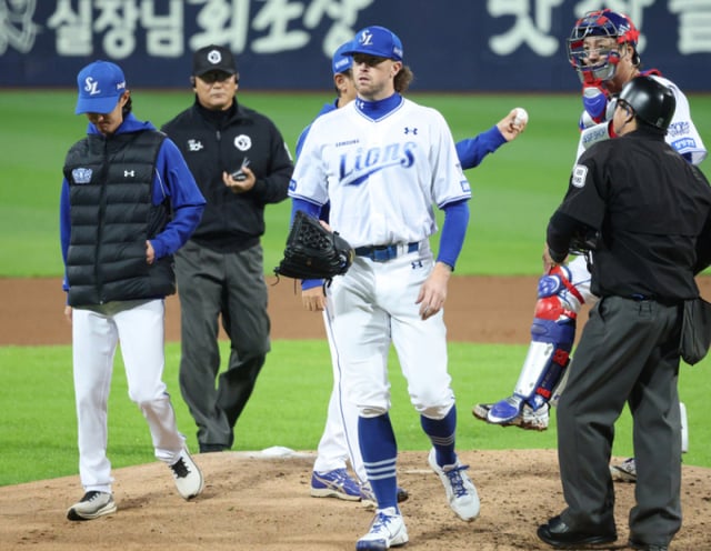 Trận đấu vòng loại trực tiếp KBO 2026 giữa Samsung và KIA diễn ra vào ngày 26 tại Samsung Lions Park ở Daegu. Pedek, cầu thủ xuất phát của Samsung, được thay thế vào đầu hiệp thứ 5. /ảnh=phóng viên trưởng Kim Jin-kyung kim.jinkyung@