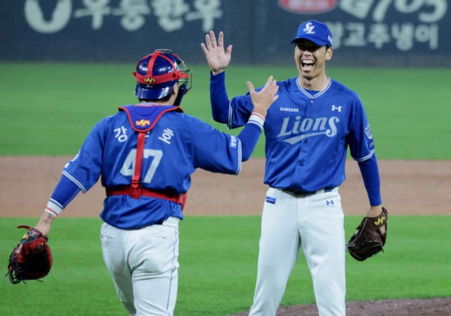 El cerrador de Samsung, Sato, celebra tras eliminar a Kim Do-young con un roletazo al cuadro interior en la novena entrada, con dos outs y corredores en primera y segunda base, durante el tercer partido de los playoffs de la Liga KBO 2026 entre KIA Tigers y Samsung Lions, celebrado el día 29 en el Gwangju KIA Champions Field. el 29 de 2026. /foto=reportero sénior Kang Young-jo cameratalks@