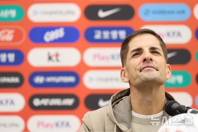 サッカー韓国代表のロバート·モレノ臨時監督。 /写真=ニューシス提供