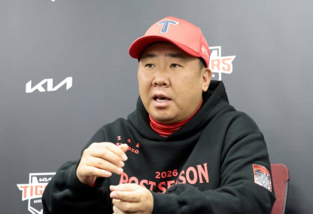 KIAタイガースの李机浩（イ·ボムホ）監督が29日、光州（クァンジュ）-起亜（キア）チャンピオンズフィールドで行われた三星（サムスン）ライオンズと2026新韓（シンハン）SOLKBOリーグプレーオフ第3戦を控え、取材陣とインタビューをしている。 /写真=姜永祚（カン·ヨンジョ）先任記者