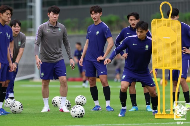 Kim Eun-joong (segundo desde la izquierda) durante el entrenamiento de convocatoria de la selección sub-21. /foto=Asociación Coreana de Fútbol