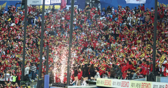 Trận đấu vòng 1 Playoff hậu mùa KBO 2026 giữa Samsung và KIA đã diễn ra tại Samsung Lions Park Daegu vào ngày 2. Các CĐV KIA đang tiến hành cổ vũ nhiệt tình. /Ảnh=phóng viên trưởng Kim Jin-kyung