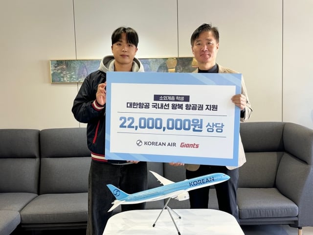 ロッテの朴ジョンミン(左)が大韓航空と寄付金伝達式に参加した。 /写真=KBO提供