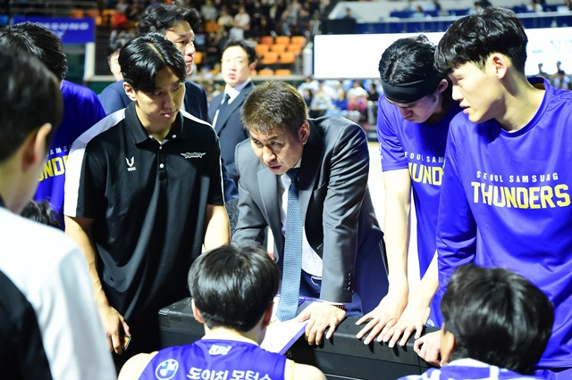 作戦を指示する金相植(キム·サンシク)監督(中央)。 /写真=KBL提供