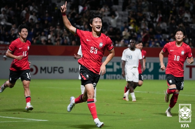 シン·ミンハ（中央）。 /写真=大韓サッカー協会提供