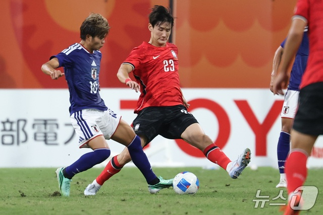 試合に集中するシン·ミンハ（中央）。 /写真=ニュース1提供