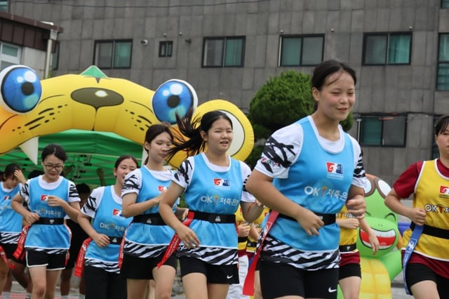 Participants at the 1st Kumdori National Tag Rugby Tournament, the first national event hosted by the Korea Tag Rugby Association after its launch last July. /Photo=Provided by the Korea Tag Rugby Association