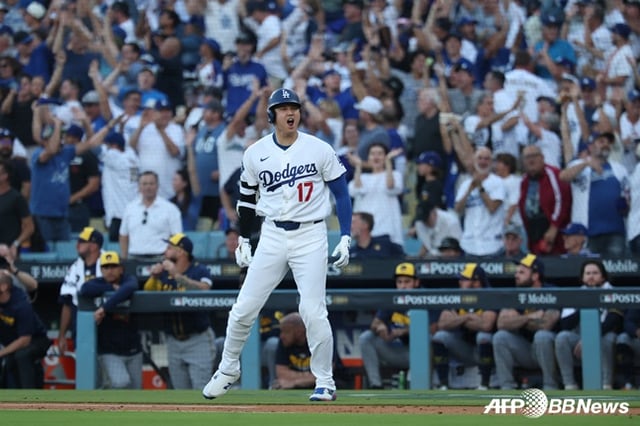 ロサンゼルス·ドジャースの大谷とファンたち。 /AFPBBNews=ニュース1
