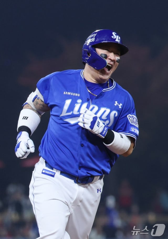 Choi Hyung-woo vui mừng sau khi đánh home run. /ảnh=NEWS1