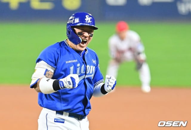 Choi Hyung-woo vui mừng.