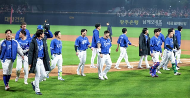 Ku Ja-yuk and the Samsung players walk off with dejected steps after losing Game 4 of the 2026 KBO League Playoffs against the KIA Tigers at Gwangju KIA Champions Field on the 30th. October 30, 2026. /Photo=Senior reporter Kang Young-jo cameratalks@