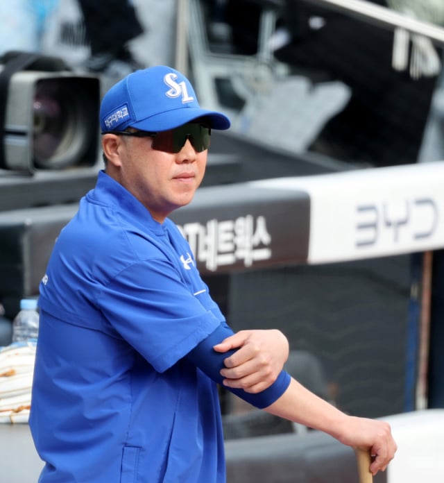 Samsung Manager Park Jin-man watches over his players during practice ahead of the 2026 KBO League game between the Samsung Lions and the KT Wiz at Suwon KT Wiz Park on the 9th. Samsung is in third place, half a game behind KT. June 9, 2026. /Photo=Senior reporter Kang Young-jo cameratalks@