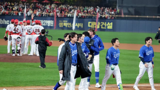 Ku Ja-yuk and the Samsung players walk off with dejected steps after losing Game 4 of the 2026 KBO League Playoffs against the KIA Tigers at Gwangju KIA Champions Field on the 30th. October 30, 2026. /Photo=Senior reporter Kang Young-jo cameratalks@