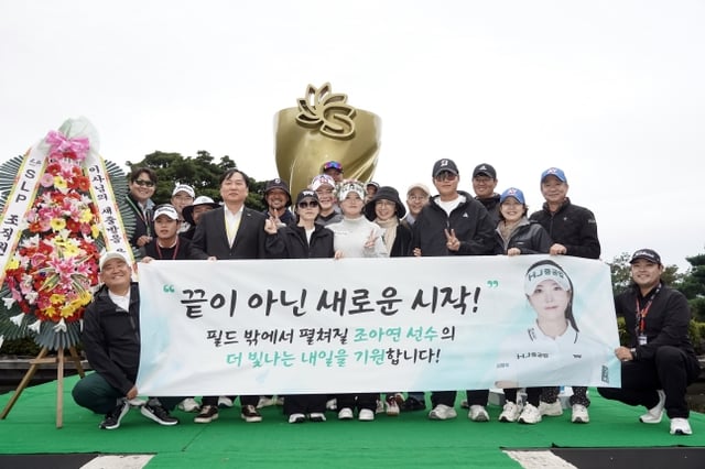Jo A-yeon (center) poses for a commemorative photo with fans at her retirement ceremony. /Photo=Provided by J-Ad Sports