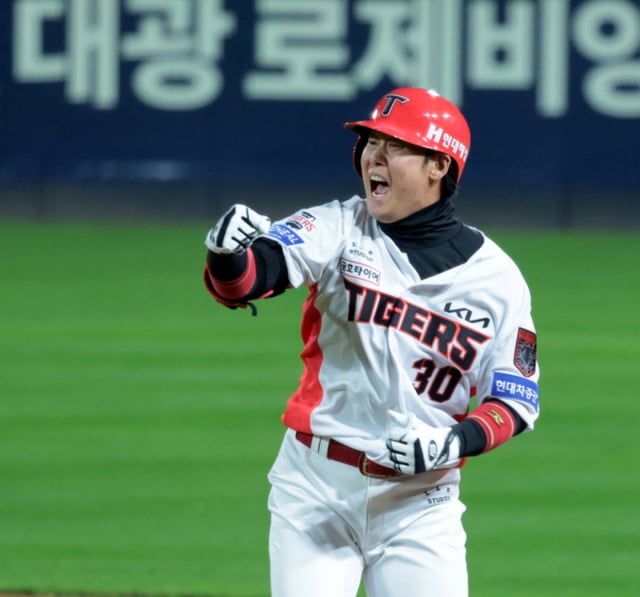 El bateador número 9 de Kia, Ha Ju-seok, celebra tras conectar un sencillo hacia el jardín izquierdo-central contra Choi Won-tae en la parte baja de la segunda entrada con dos outs y corredores en primera y segunda base durante el tercer juego de los Playoffs de la Liga KBO 2026 entre KIA Tigers y Samsung Lions, disputado el día 29 en el Gwangju KIA Champions Field. Kia empató el marcador a 2-2. el 29 de 2026. /foto=reportero sénior Kang Young-jo cameratalks@